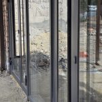 входная группа с двумя двухстворчатыми дверьми