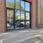 вход в торговый центр из алюминия