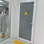 алюминиевые двери на туалет